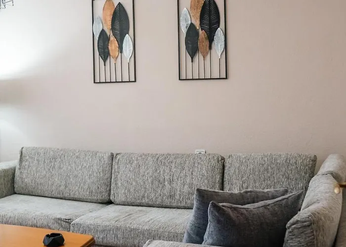 Castel Apartment Easy Parking Nearby 公寓