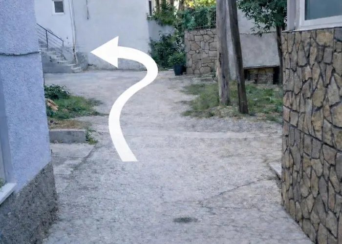 Castel Apartment Easy Parking Nearby